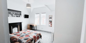 Large Room in Modern House near Nottingham